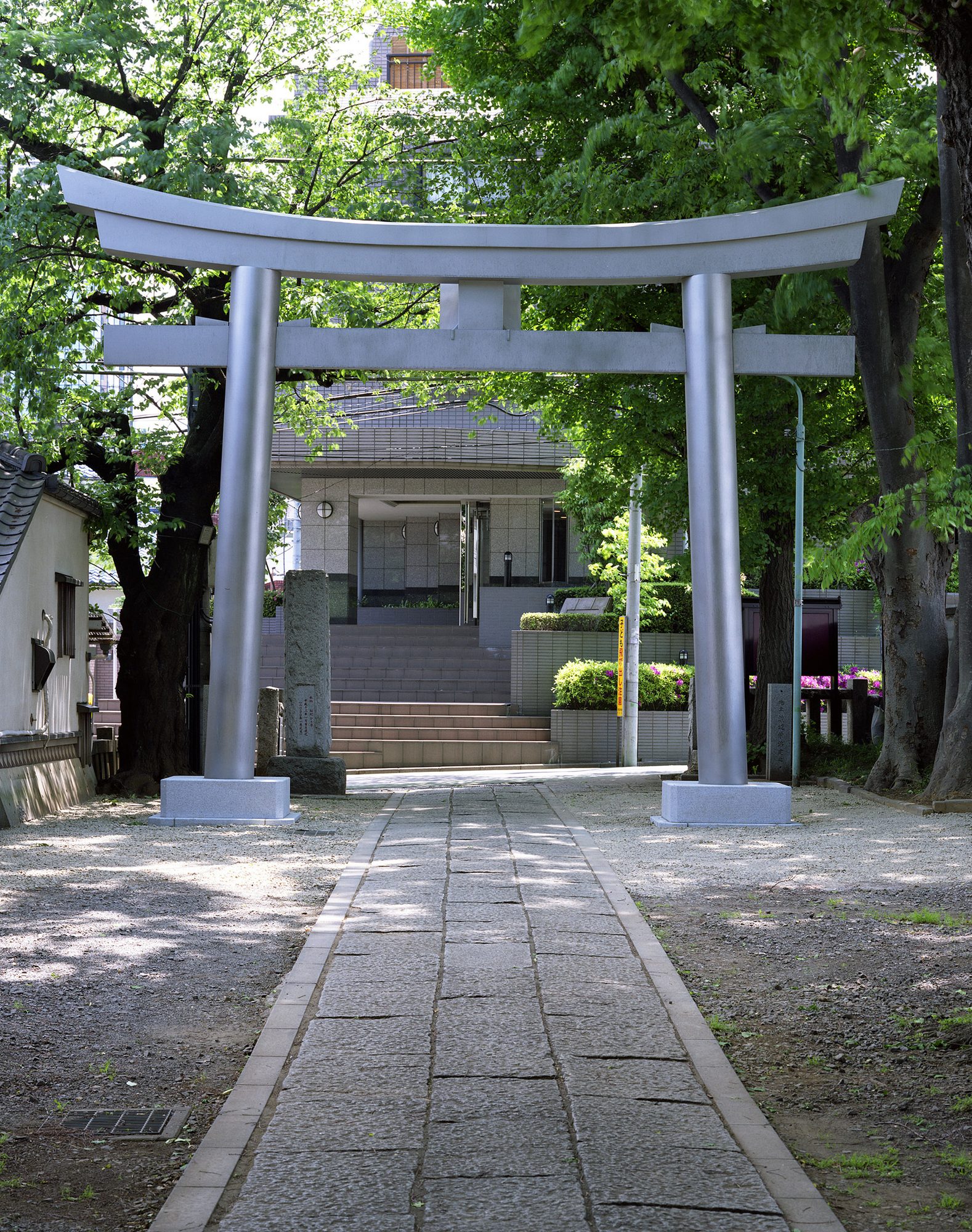 穏田神社 鳥居越しに見る社殿