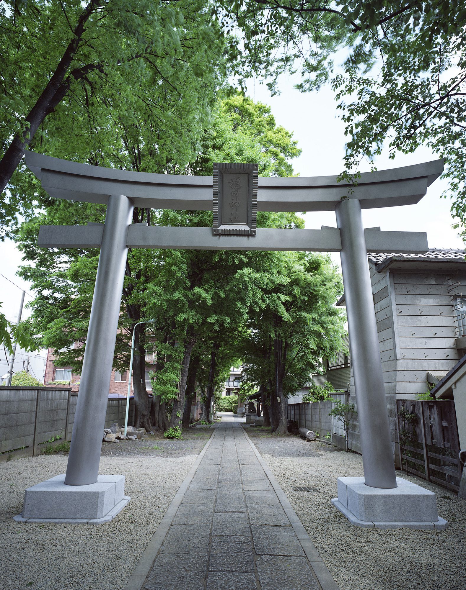 穏田神社 新しい鳥居と参道